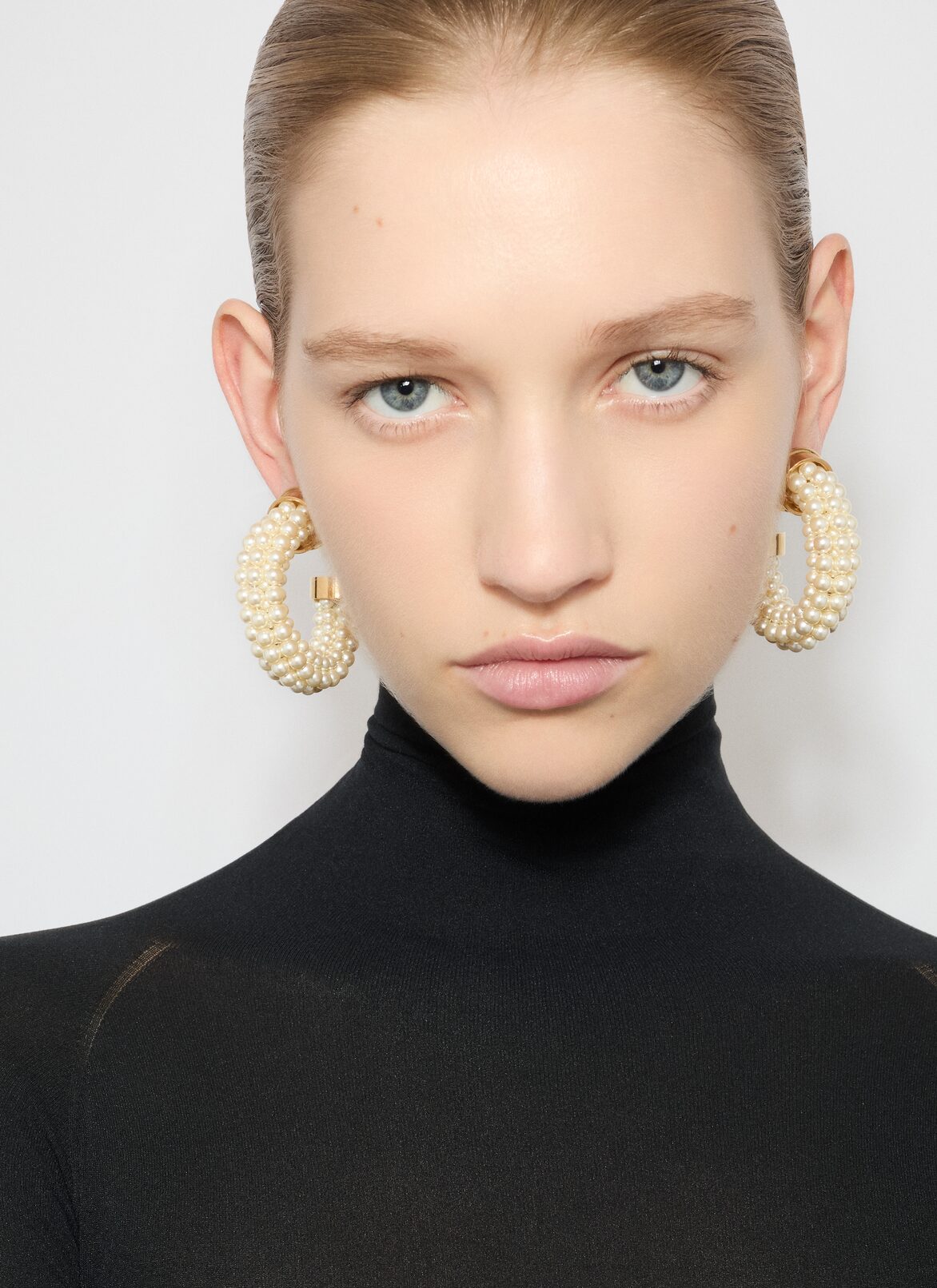 GRAPHIC PEARL HOOP EARRINGS ALAÏA WHITE GRAPHIC PEARL HOOP EARRINGS
